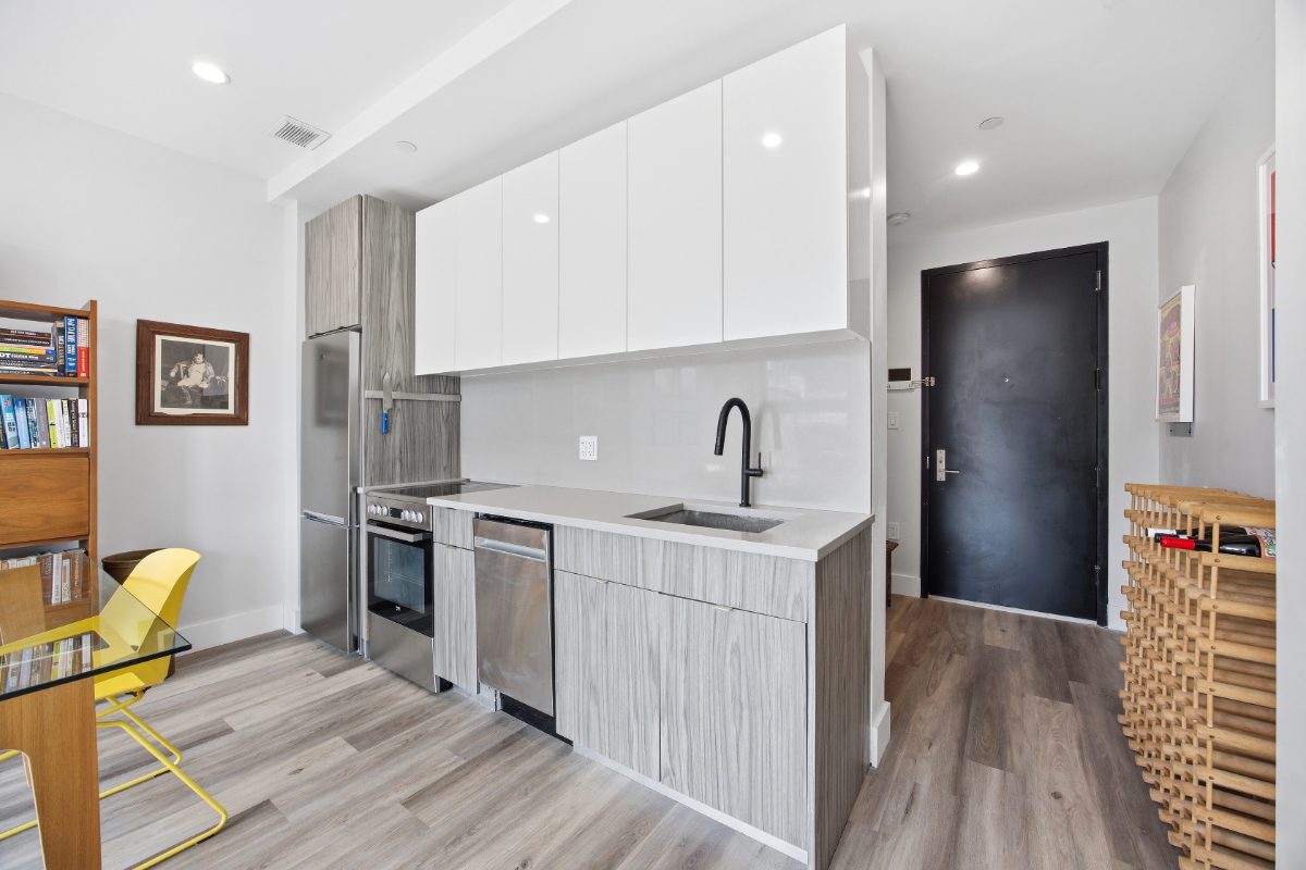 Modern Brooklyn Retreat w Balcony & City Views - Photo 9