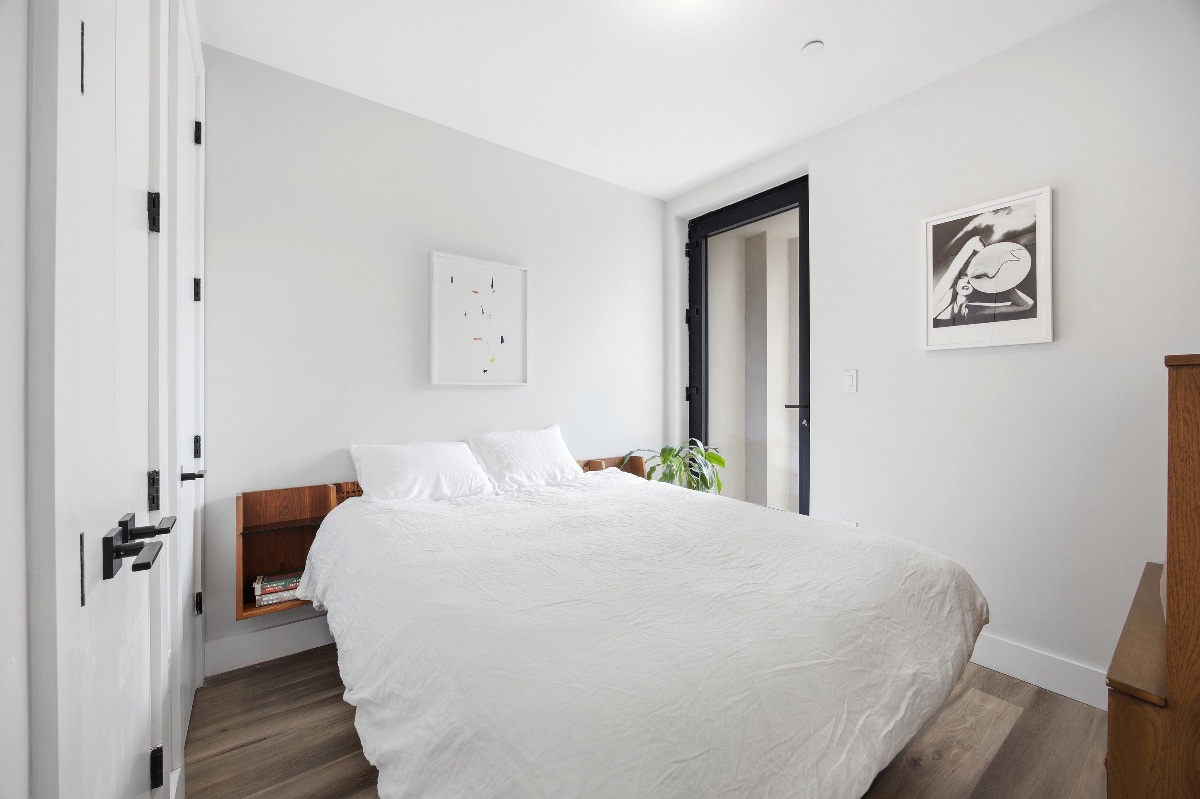 Modern Brooklyn Retreat w Balcony & City Views - Photo 2