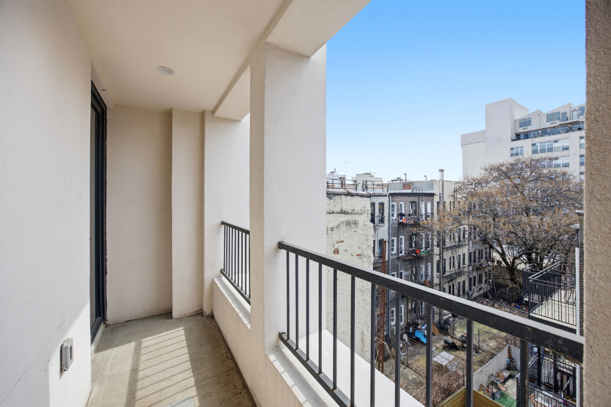 Modern Brooklyn Retreat w Balcony & City Views - Photo 3