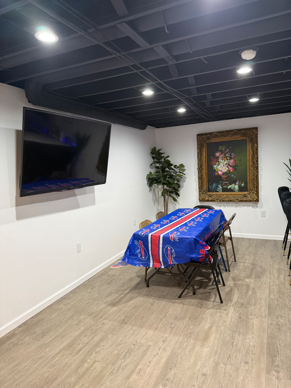 Large Home close to amenities - Photo 7