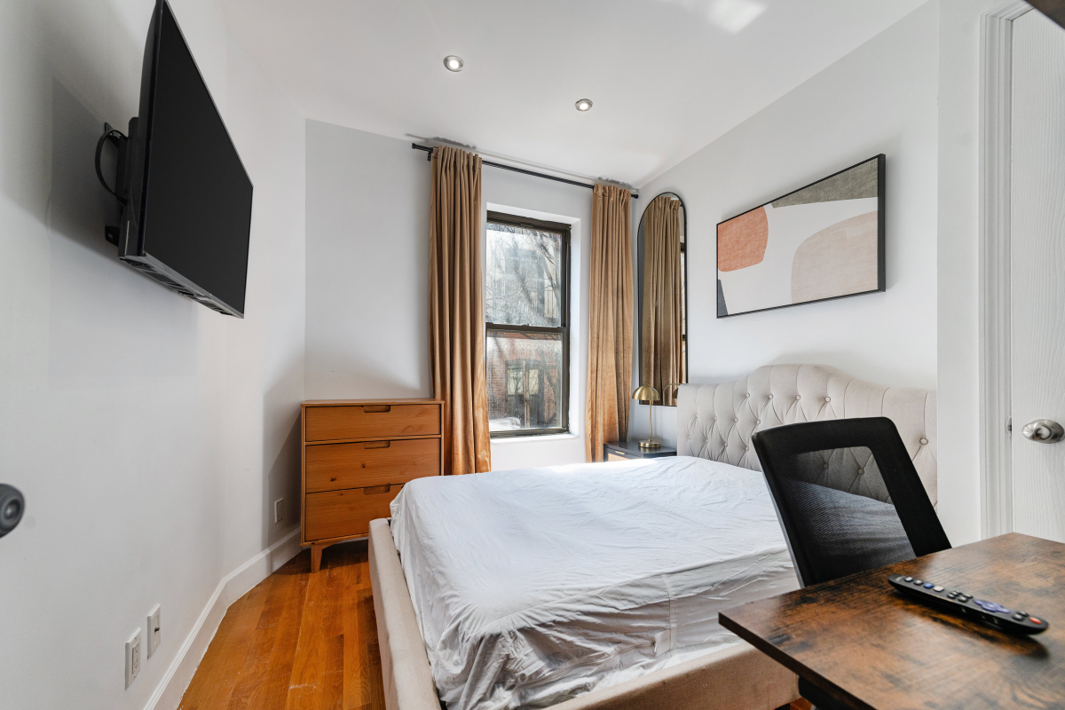 Bright bedroom, with dresser, desk, chair, 845 - Photo 2