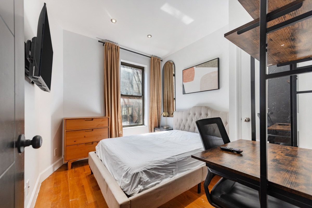 Bright bedroom, with dresser, desk, chair, 845 - Photo 3