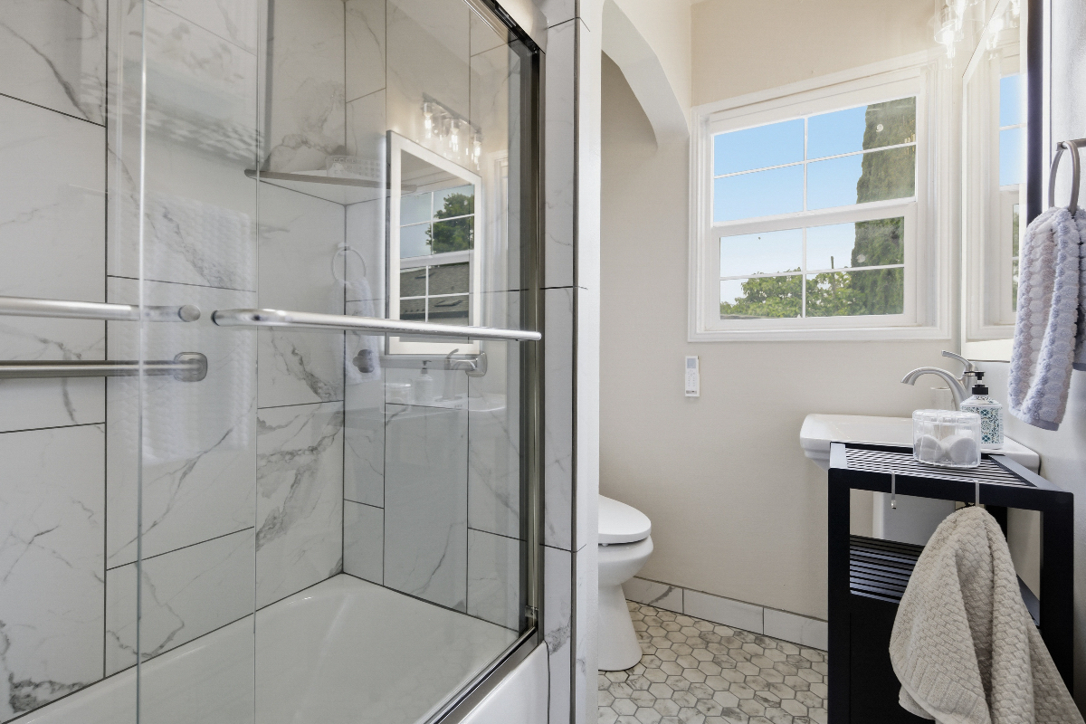 CENTRALLY LOCATED WITHIN 1 MILE OF HOSPITALS AND UOP - Photo 5