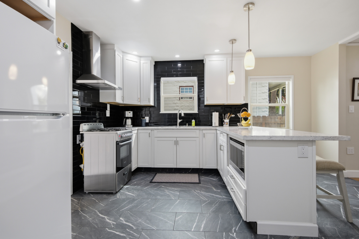 CENTRALLY LOCATED WITHIN 1 MILE OF HOSPITALS AND UOP - Photo 3