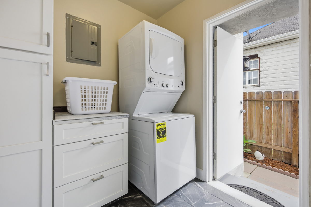 CENTRALLY LOCATED WITHIN 1 MILE OF HOSPITALS AND UOP - Photo 6