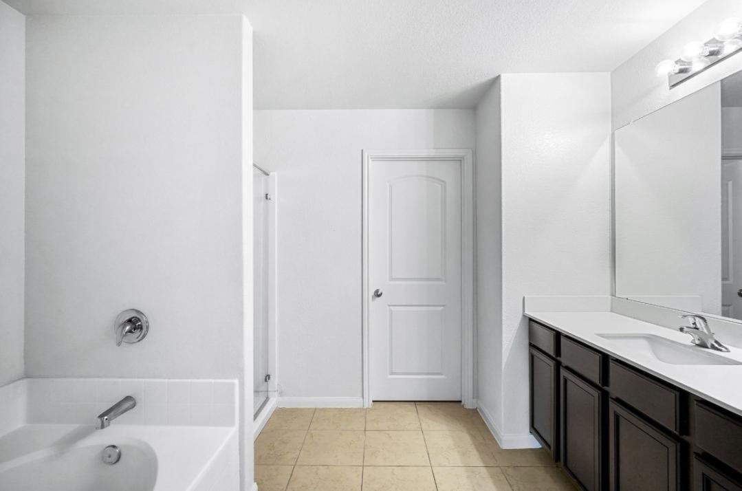 New Spacious Room in Manor, TX! Beautiful Furnished Rooms | Near Tesla, Amazon, Samsung Taylor | All - Photo 8