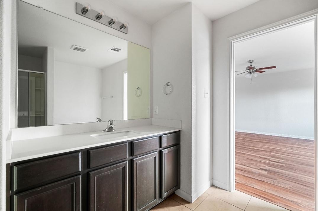 New Spacious Room in Manor, TX! Beautiful Furnished Rooms | Near Tesla, Amazon, Samsung Taylor | All - Photo 9