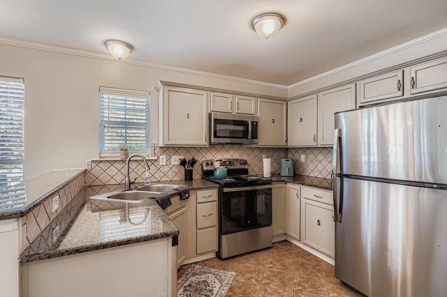 Feel at home in Osage Circle |Modern Comfort Meets Affordable Luxury| Clean, comfortable living | Bi - Photo 3