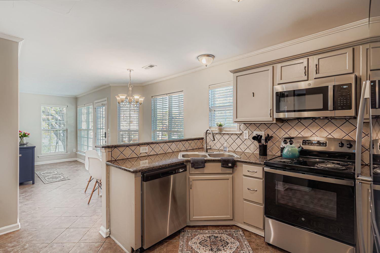 Feel at home in Osage Circle |Modern Comfort Meets Affordable Luxury| Clean, comfortable living | Bi - Photo 8