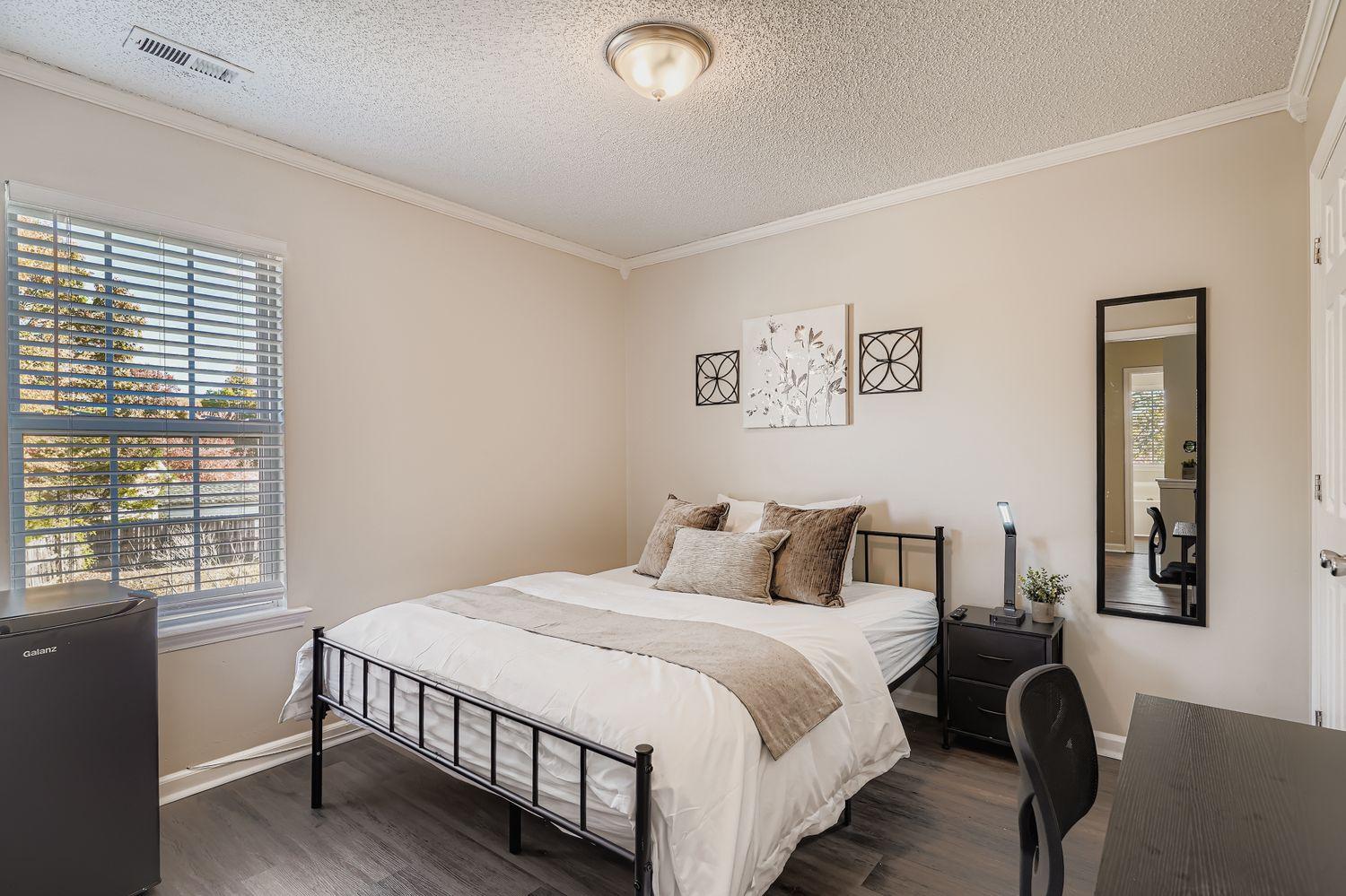 Feel at home in Osage Circle |Modern Comfort Meets Affordable Luxury| Clean, comfortable living | Bi - Photo 4