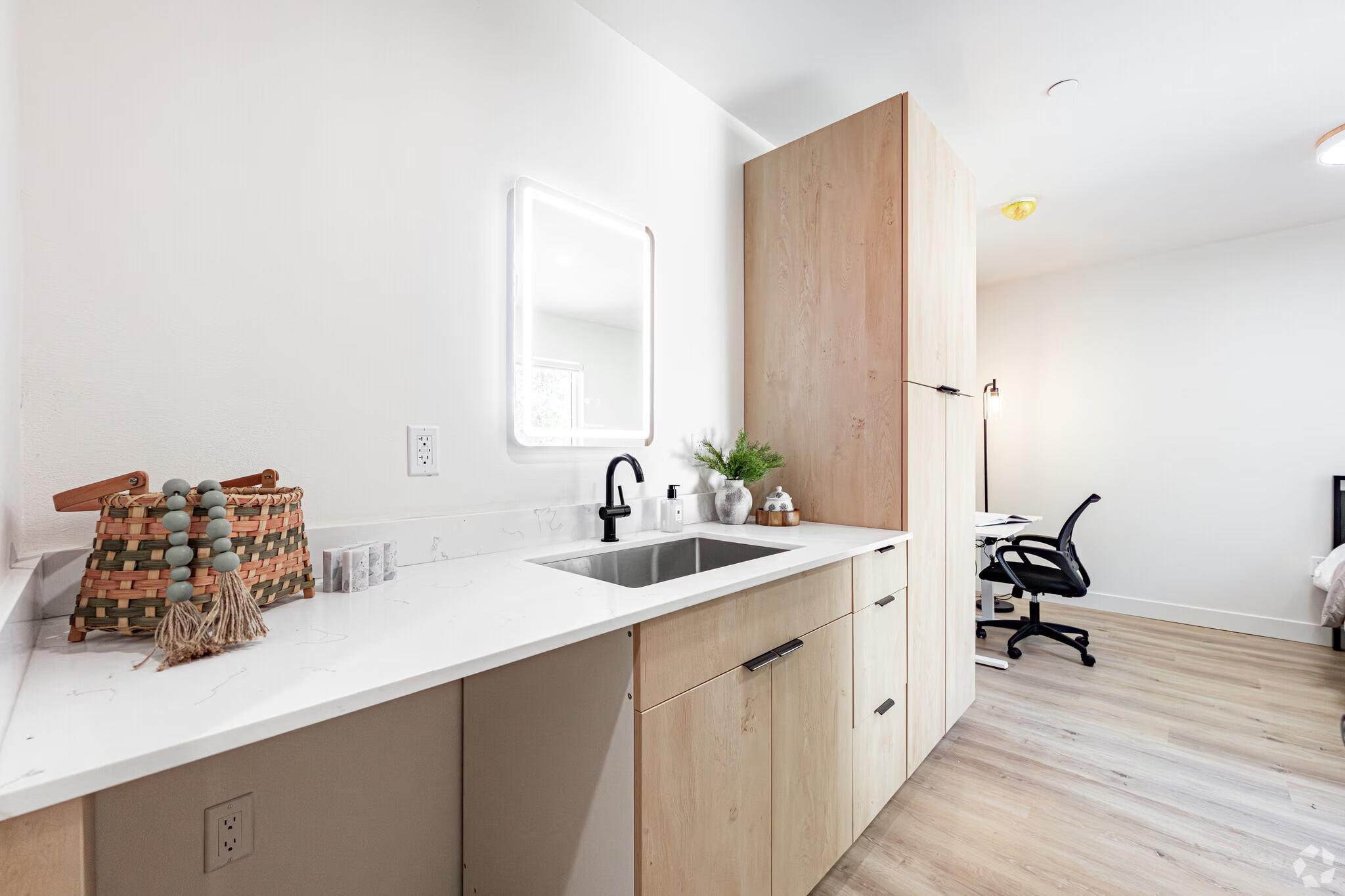 Modern Private Suites in East Hollywood - Photo 2