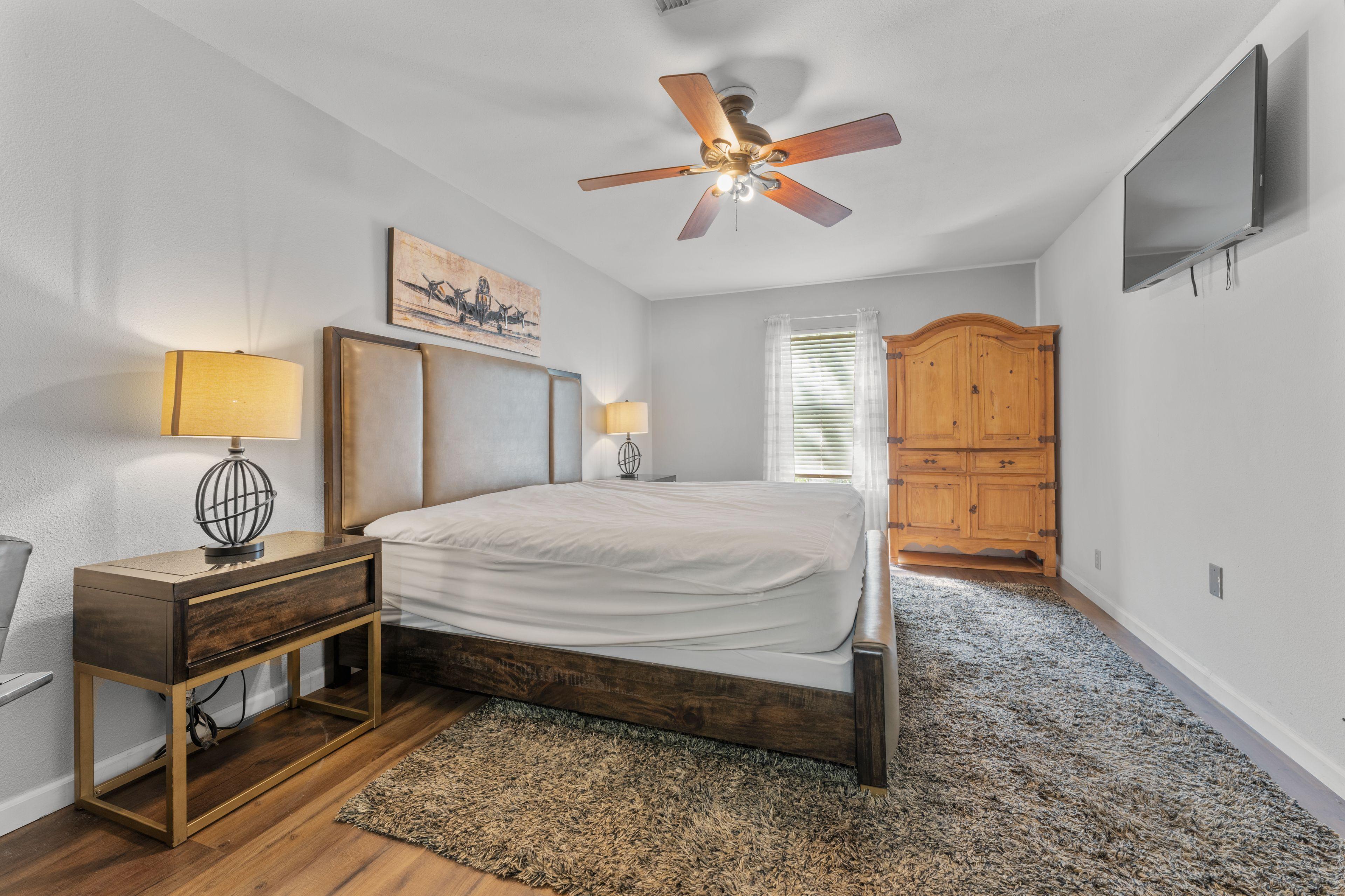 HUGE ROOM with the works: King Bed, Private Work Space, Wall Mount TV & More! - Photo 6