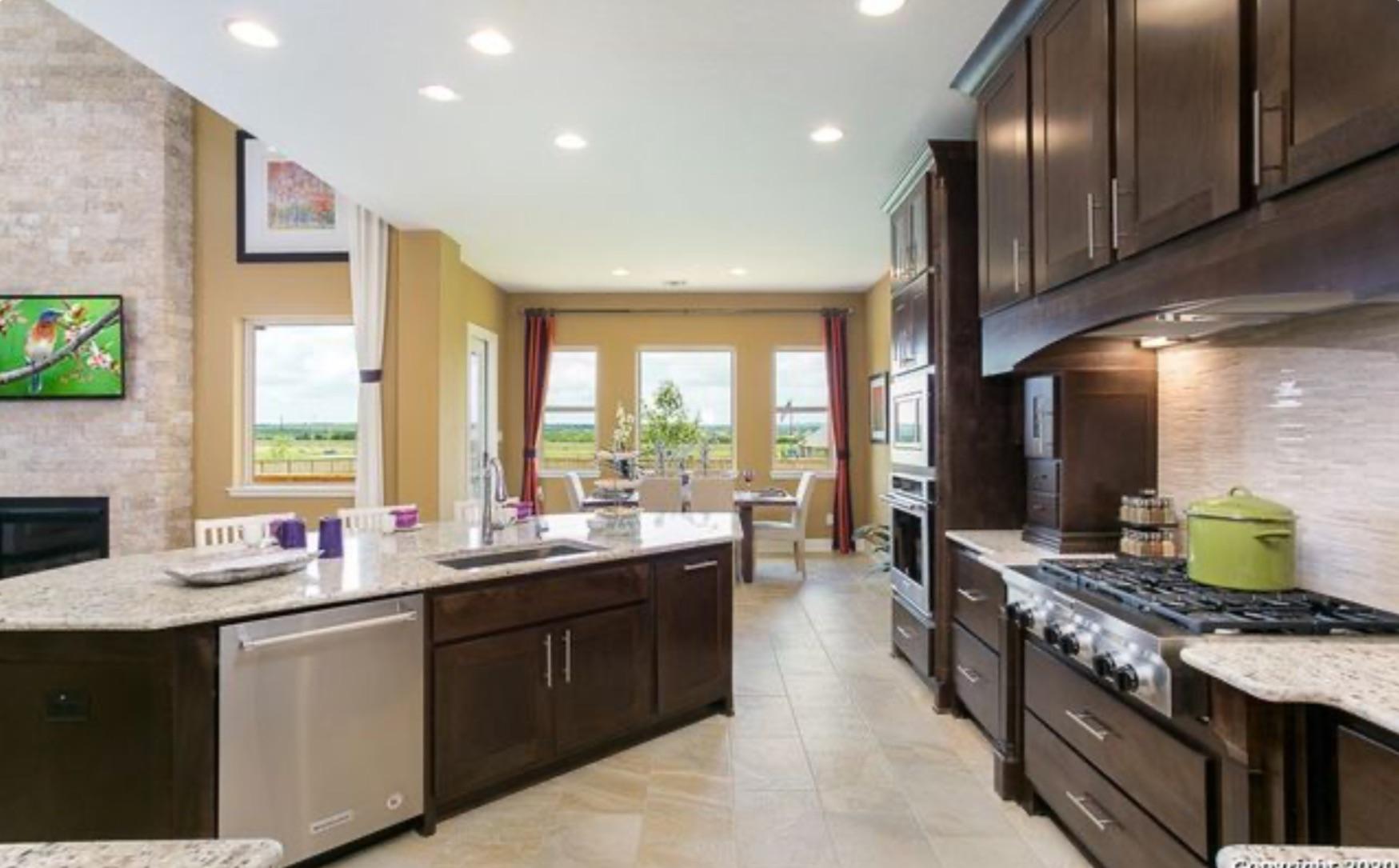 Spacious, bright, and cozy gem in Converse San Antonio - Photo 2