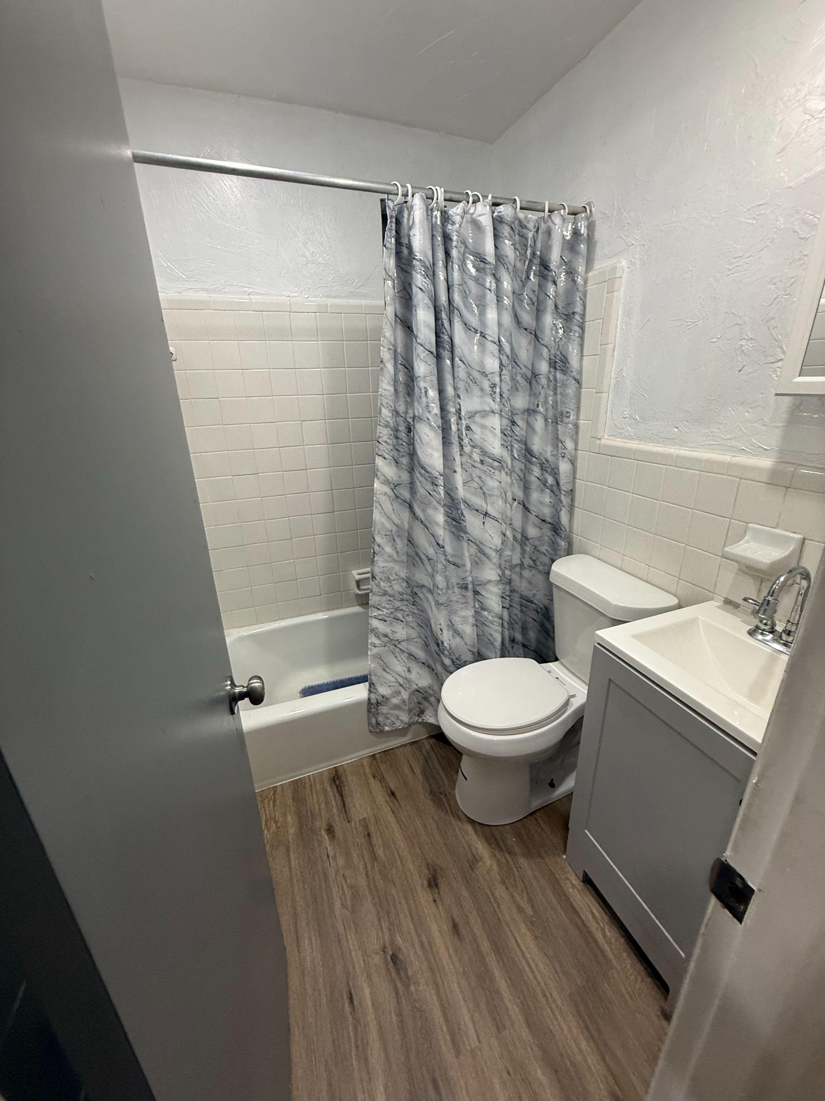 Newly renovated room in Eastpoint Room 4 - Photo 11