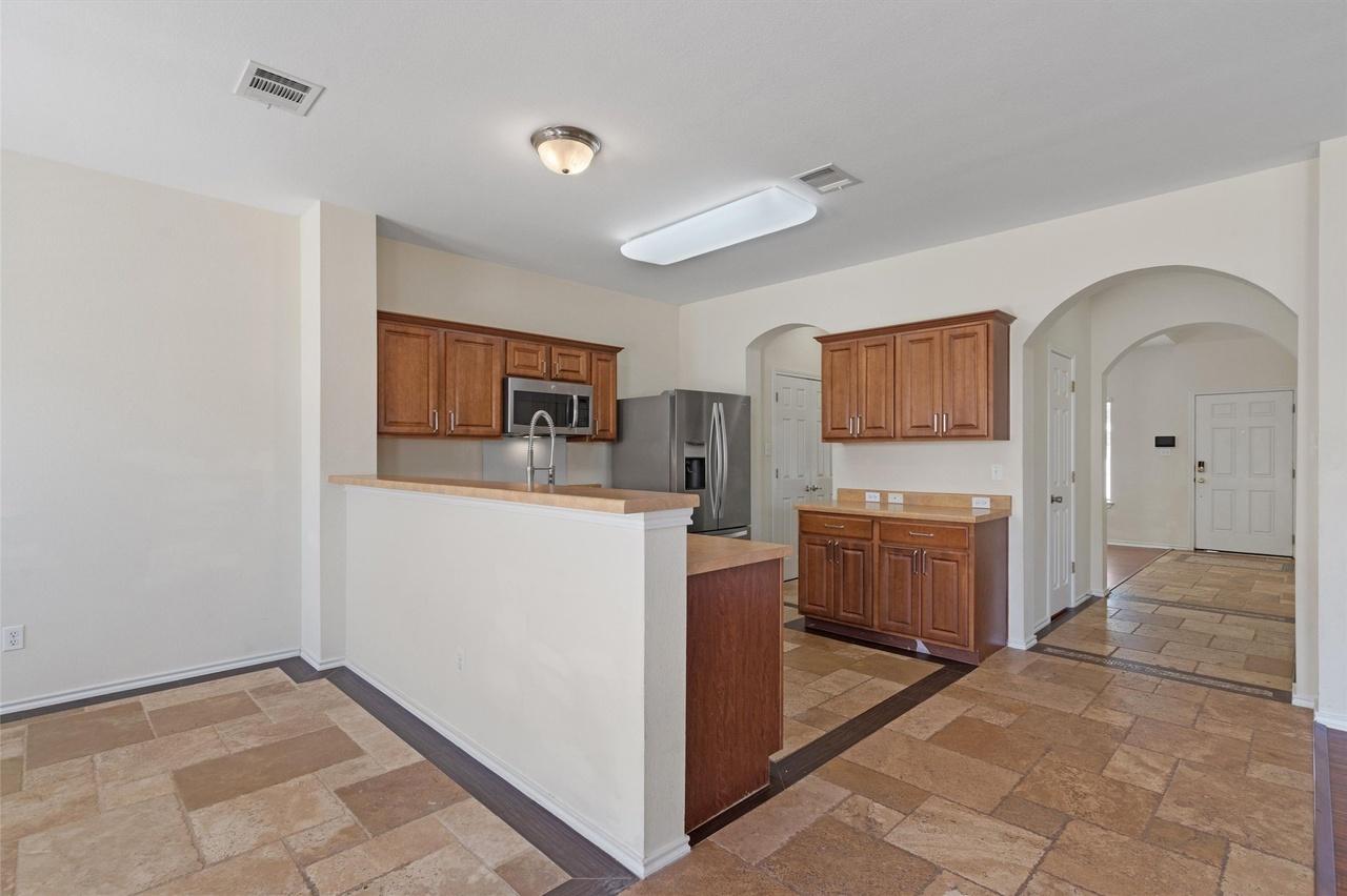 Rooms for Tesla & Samsung Workers | Furnished + Utilities Included | Near Airport Room 1 - Photo 6