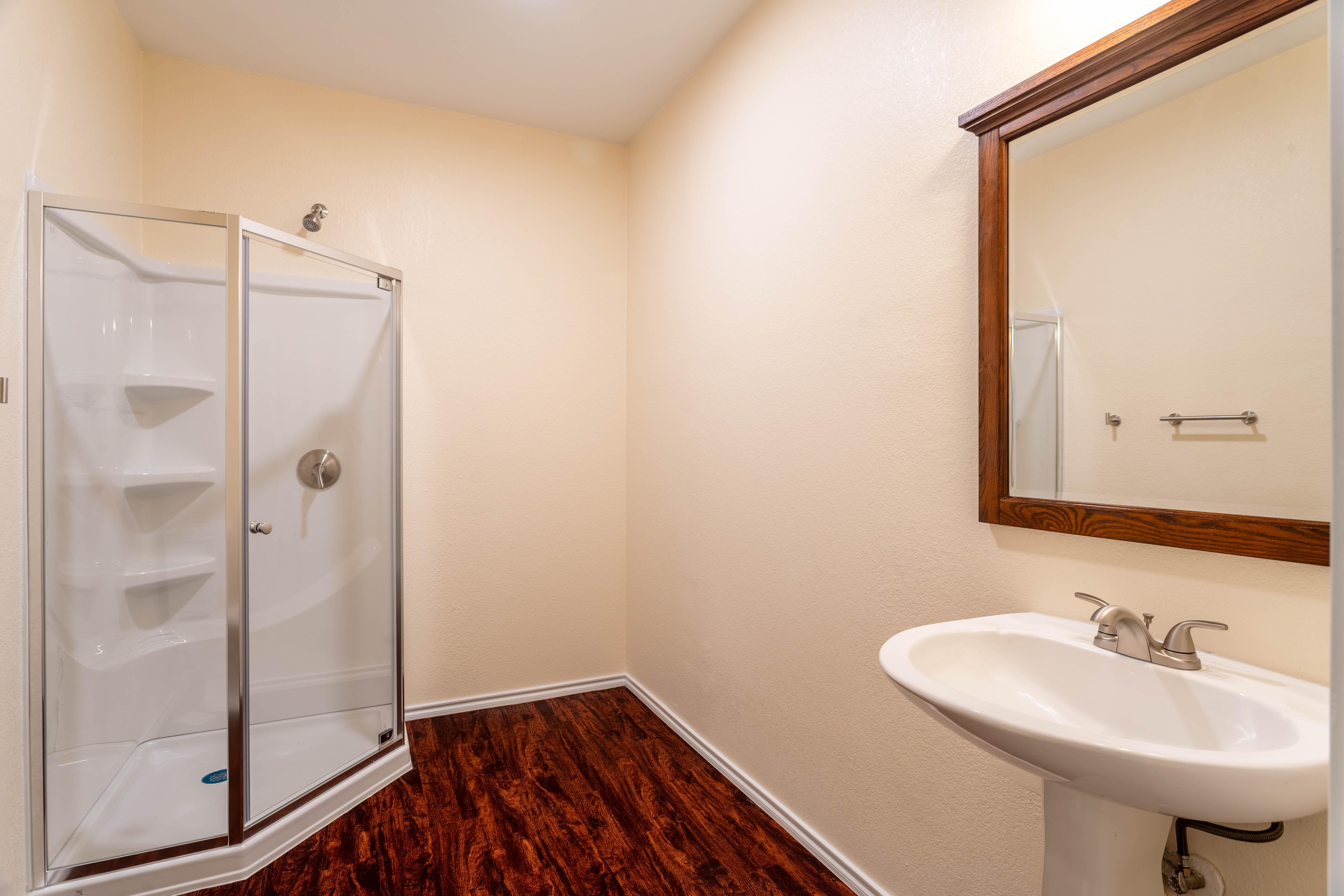 Rooms for Tesla & Samsung Workers | Furnished + Utilities Included | Near Airport Room 1 - Photo 4