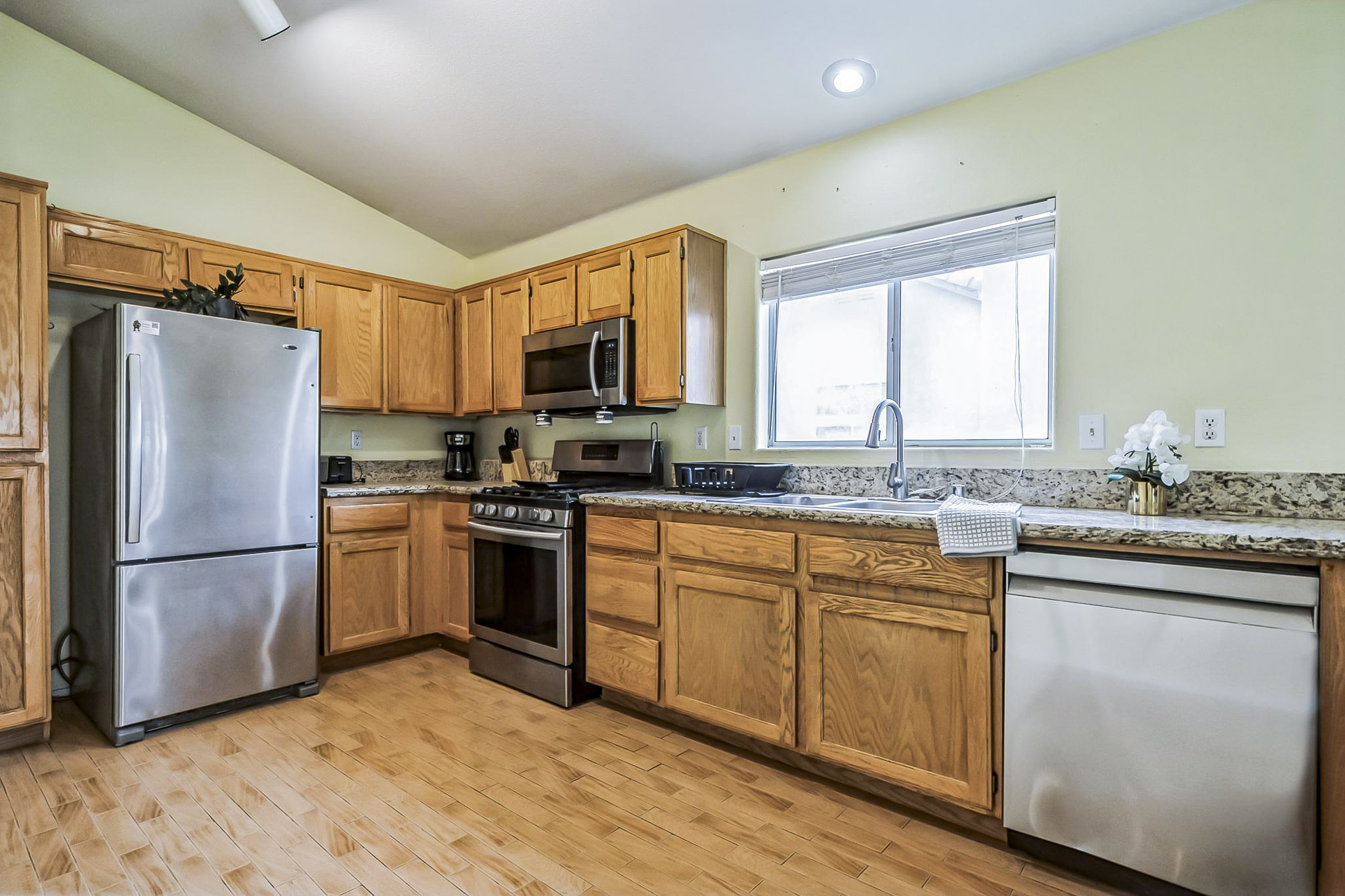 Don't Miss Out! Beautiful Rooms In North Las Vegas Now Available. - Photo 5