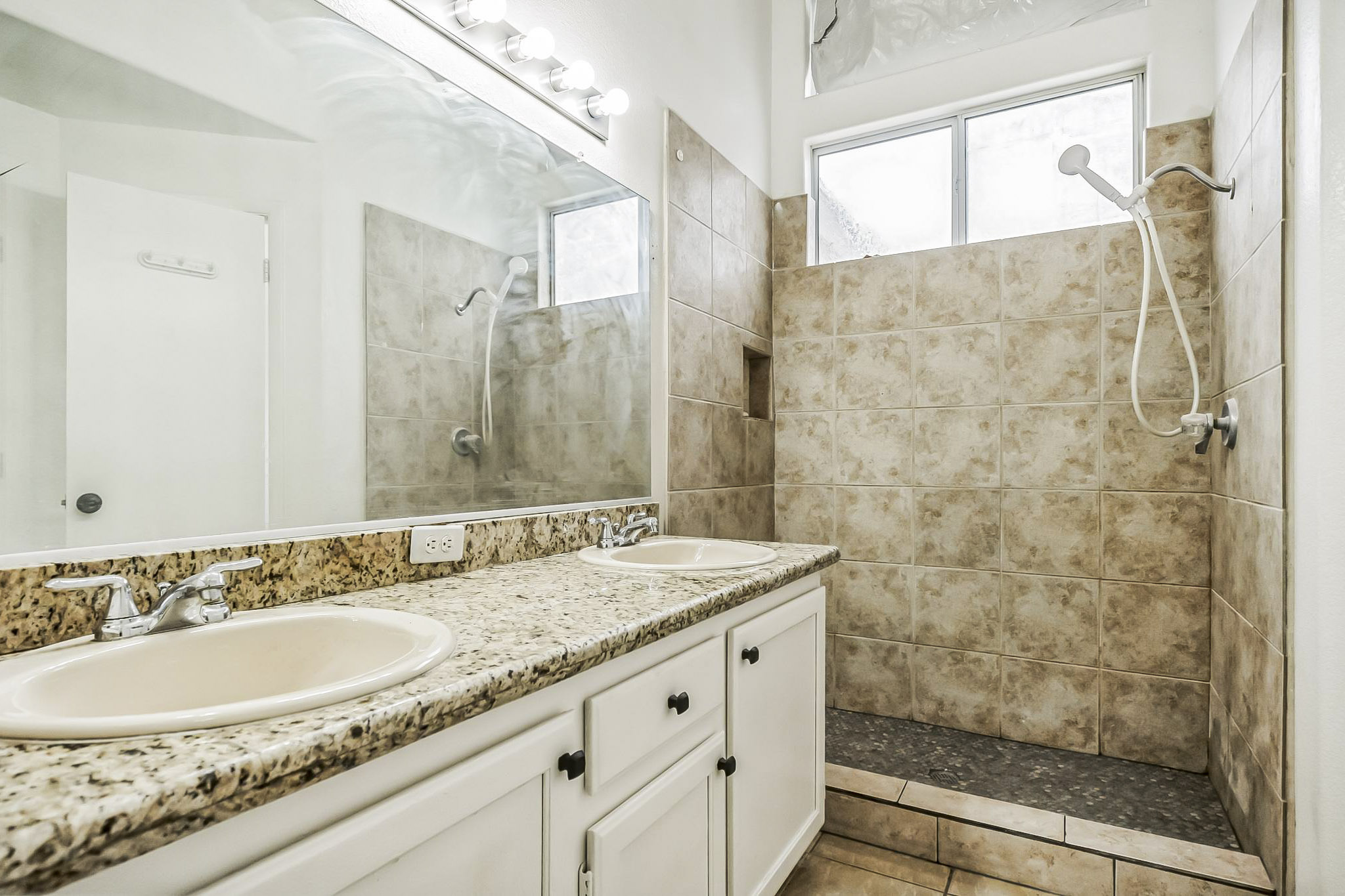 Don't Miss Out! Beautiful Rooms In North Las Vegas Now Available. - Photo 11