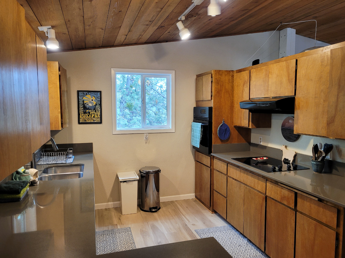 Spacious House, Front & Back Porch. Awbrey Butte Hillside with Mountain Views - Photo 4