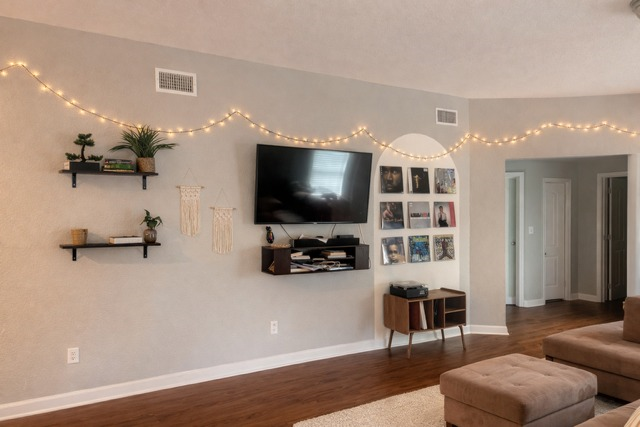 Comfortable Furnished Home With Pool Access And Workspace Near Hospitals - Photo 3