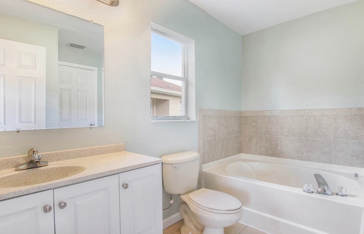 Comfortable Furnished Home With Pool Access And Workspace Near Hospitals - Photo 10