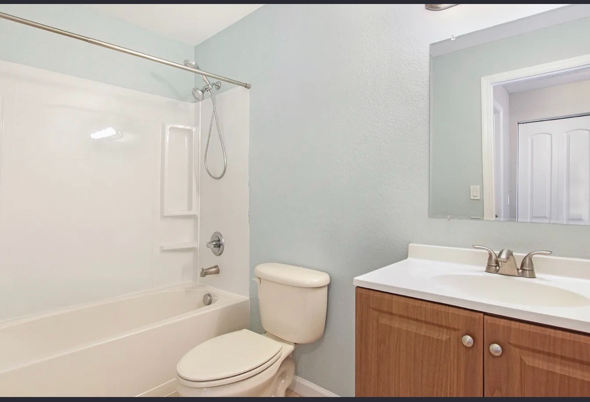 Comfortable Furnished Home With Pool Access And Workspace Near Hospitals - Photo 11