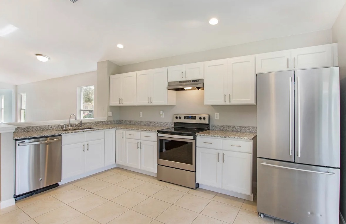Comfortable Furnished Home With Pool Access And Workspace Near Hospitals - Photo 5