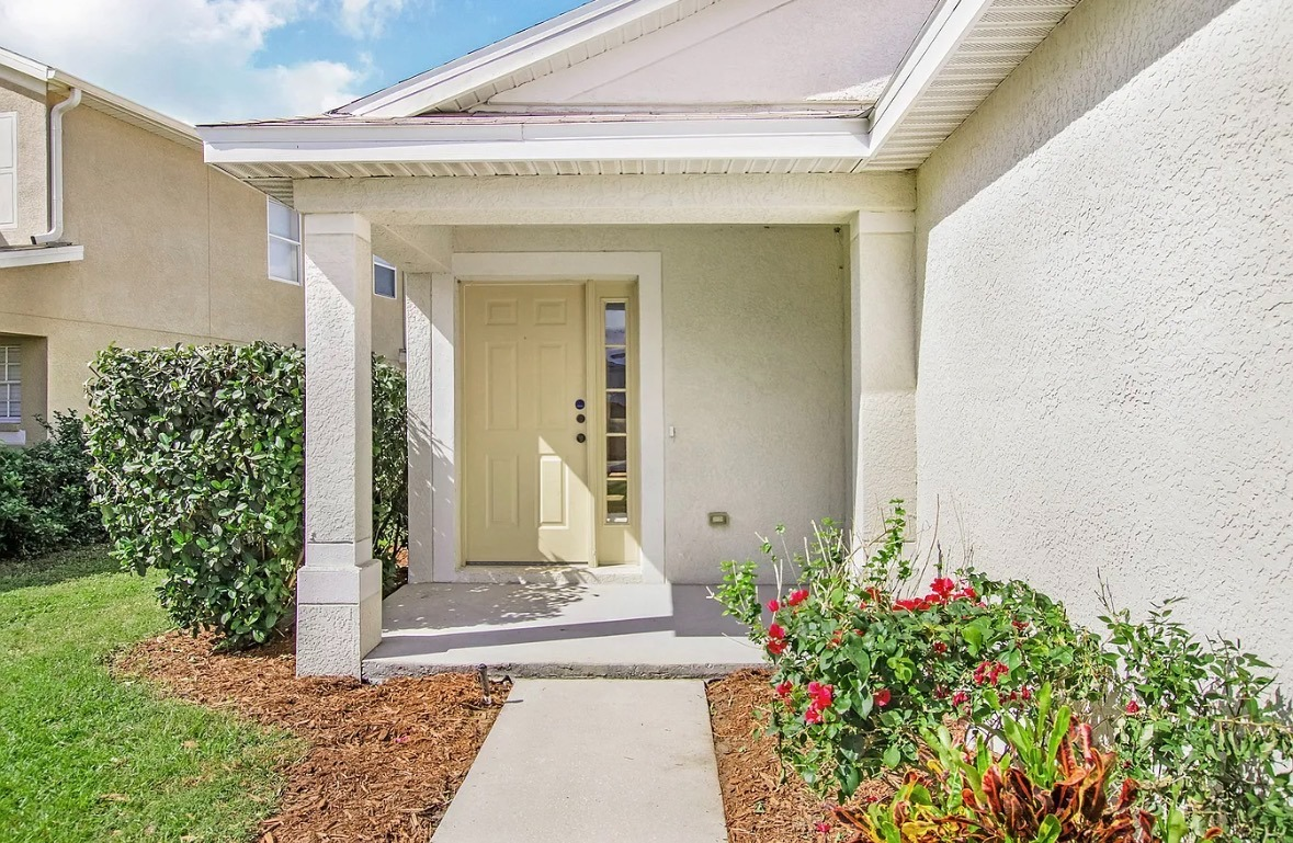 Comfortable Furnished Home With Pool Access And Workspace Near Hospitals