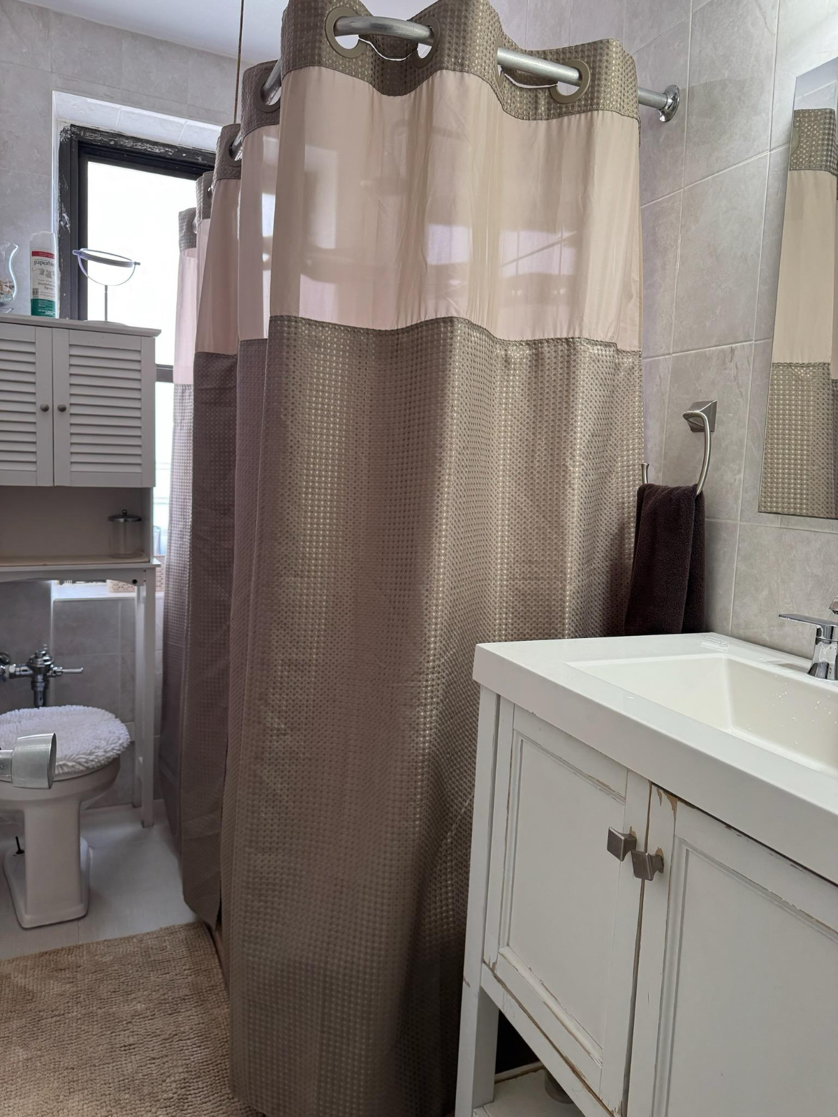 Spacious Furnished Room in Shared Apartment with Utilities Included, Work Setup & Easy Access to Tr - Photo 4