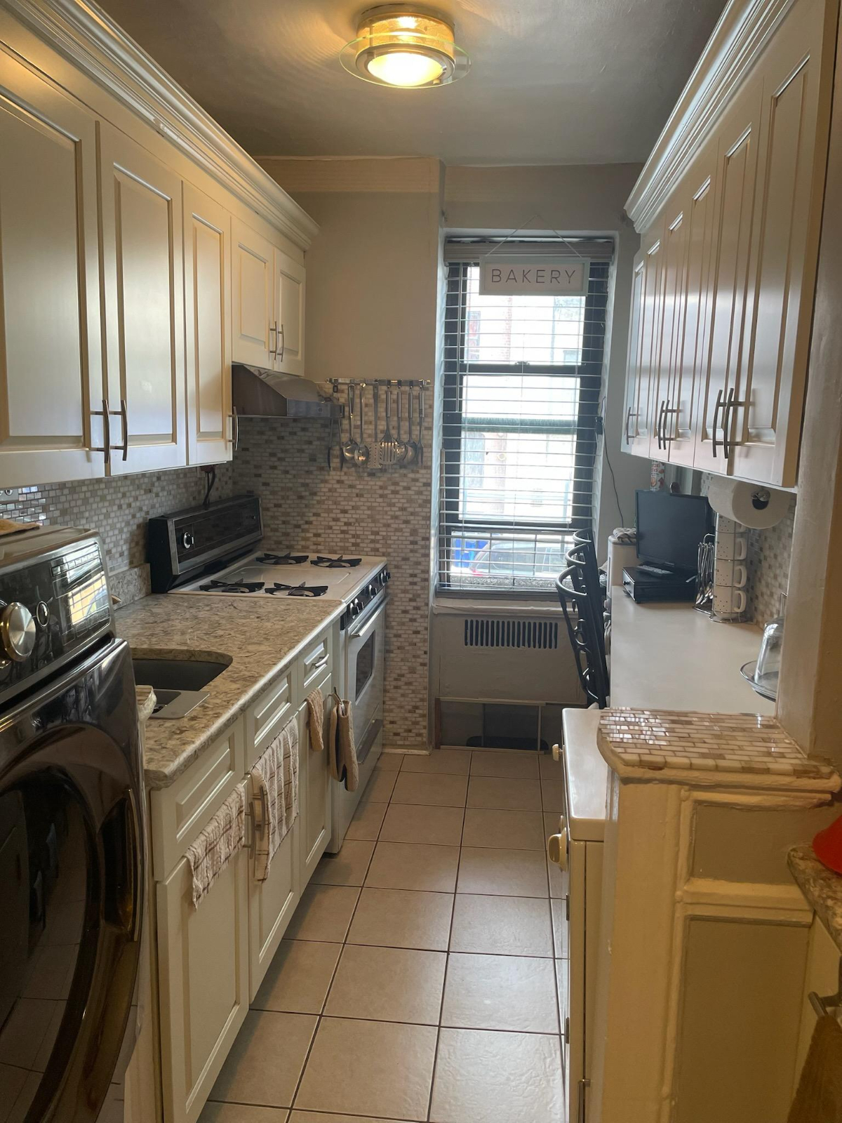 Spacious Furnished Room in Shared Apartment with Utilities Included, Work Setup & Easy Access to Tr - Photo 5
