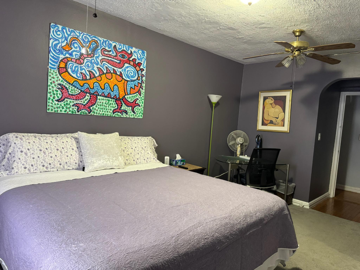 Spacious Furnished Room in Shared Apartment with Utilities Included, Work Setup & Easy Access to Tr - Photo 2