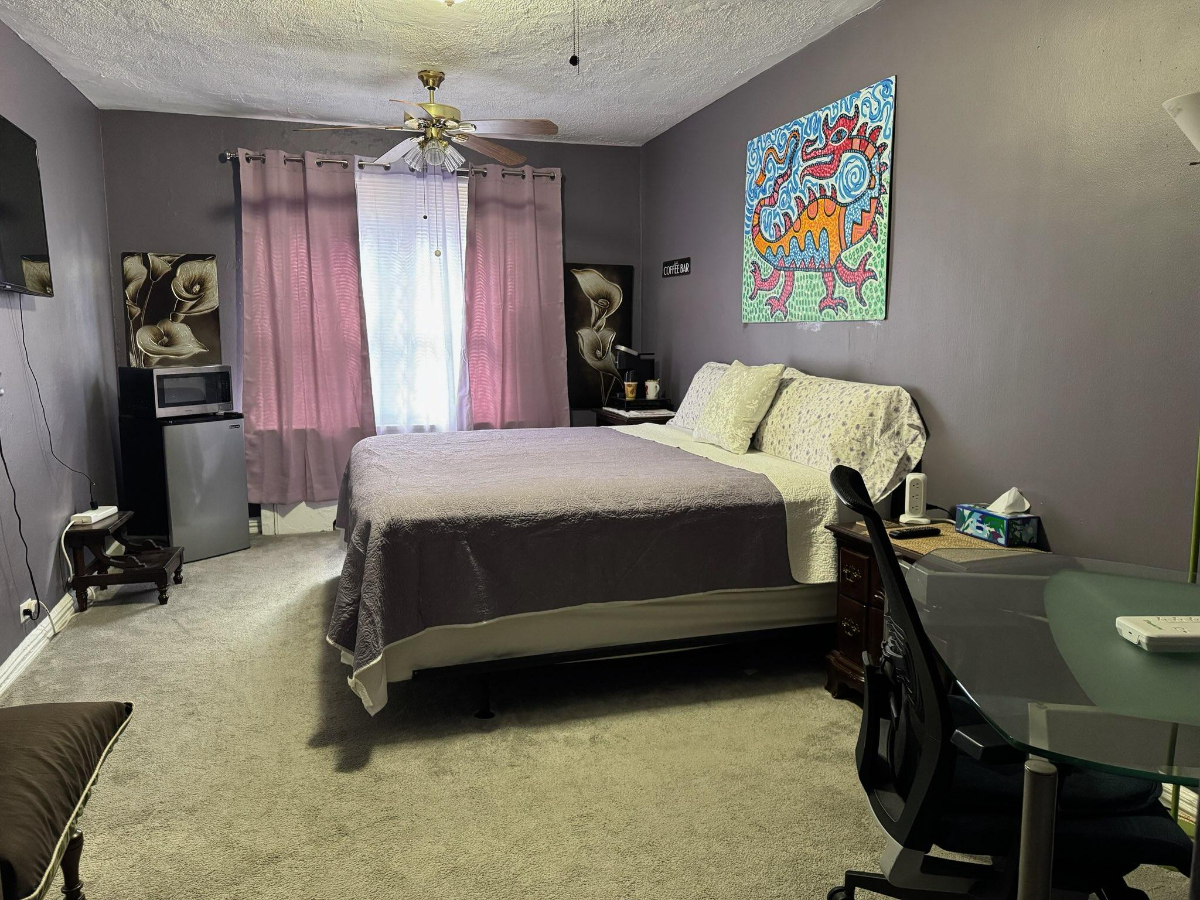Spacious Furnished Room in Shared Apartment with Utilities Included, Work Setup & Easy Access to Tr - Photo 3