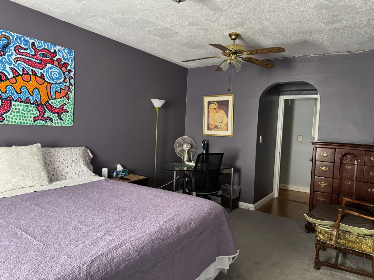 Spacious Furnished Room in Shared Apartment with Utilities Included, Work Setup & Easy Access to Tr - Photo 1