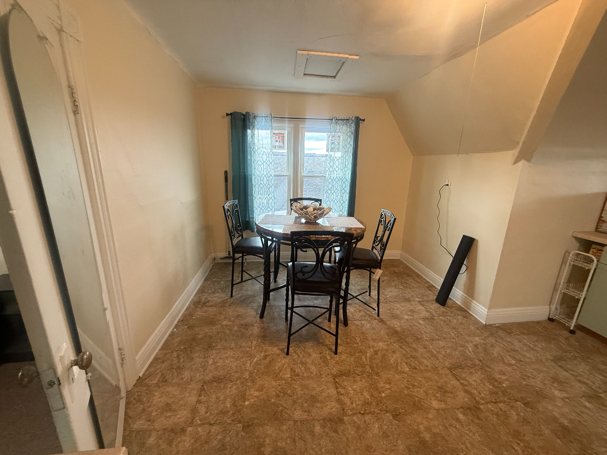Bright Furnished One Bedroom With Skyline Views Near Hospitals And Varick Street - Photo 9