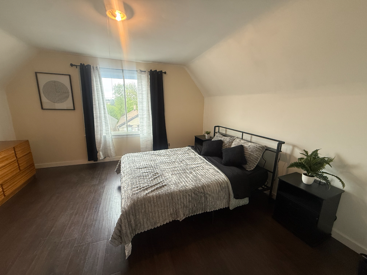 Bright Furnished One Bedroom With Skyline Views Near Hospitals And Varick Street - Photo 2