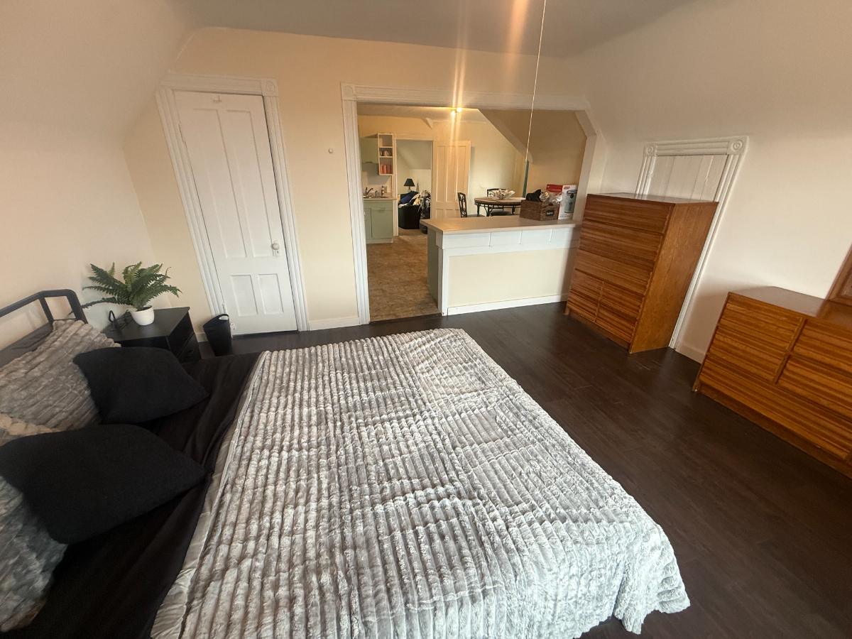 Bright Furnished One Bedroom With Skyline Views Near Hospitals And Varick Street - Photo 5
