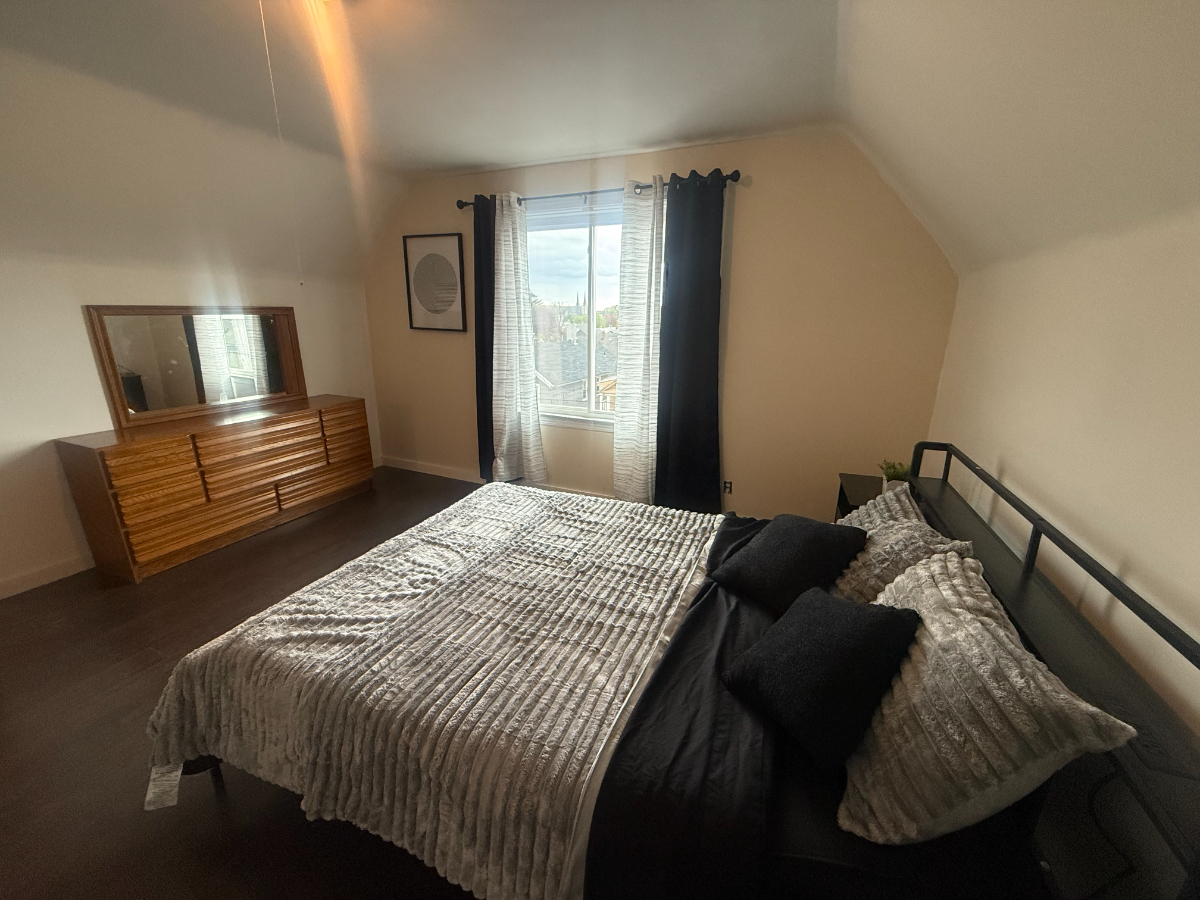 Bright Furnished One Bedroom With Skyline Views Near Hospitals And Varick Street - Photo 4