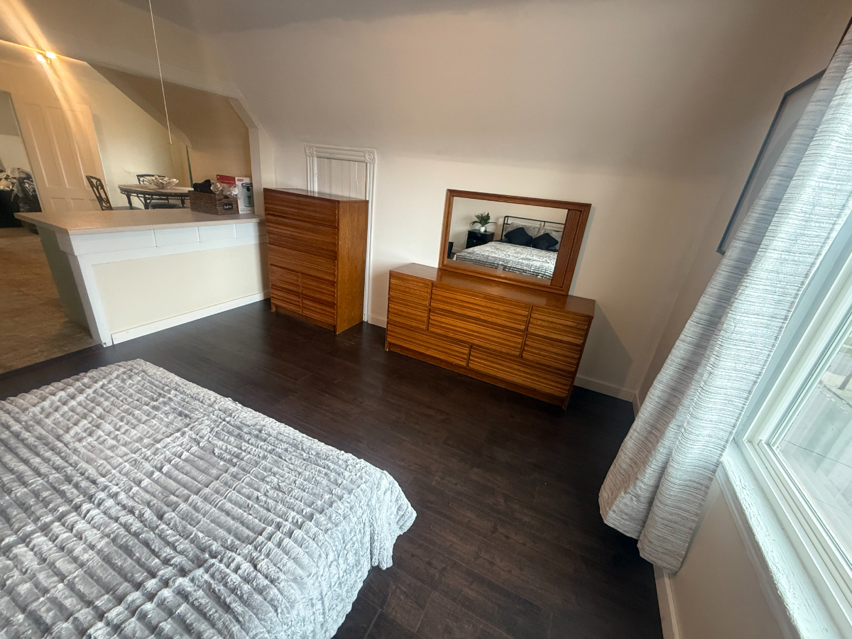 Bright Furnished One Bedroom With Skyline Views Near Hospitals And Varick Street - Photo 3