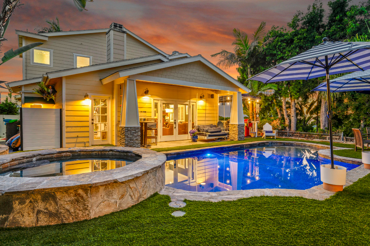 Luxury Ocean view, pool/spa, 4 bedroom, 3 bath, 3 car garage, furnished - Photo 1