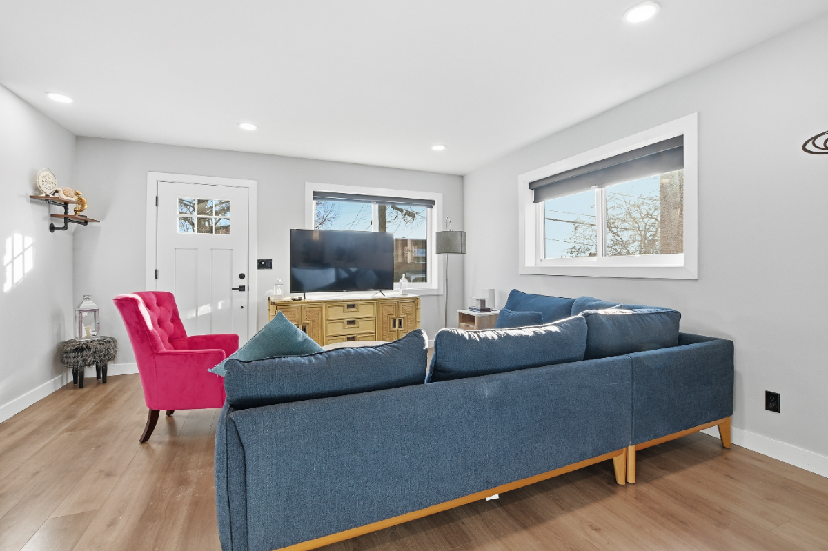 Stylish Home in NW Washington - Photo 8