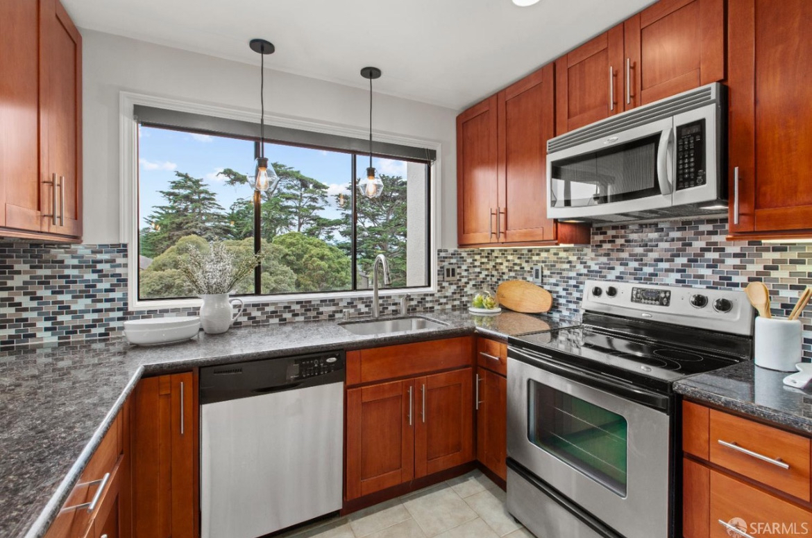 Quiet & Bright Top Floor Condo, easy access to 101/280 - Photo 6
