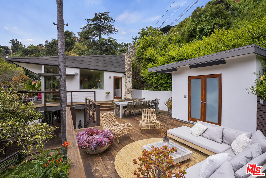 Available Jan 1 - Laurel Canyon 2BR/2BA + Soundproof Recording Studio & Deck - Photo 2