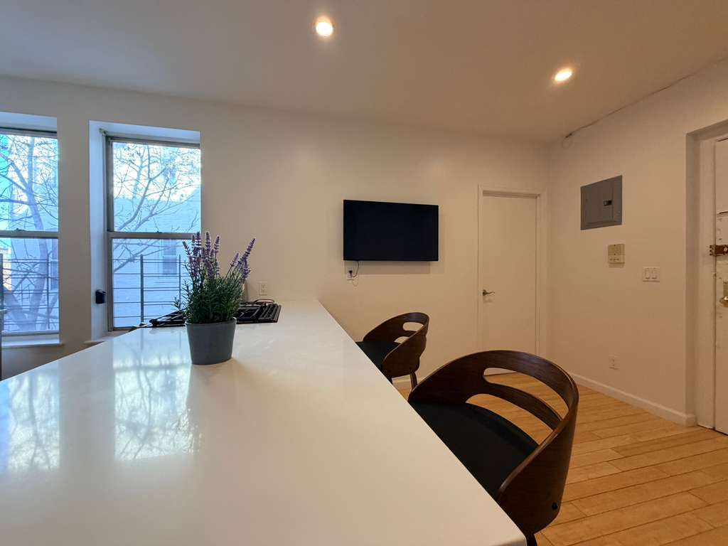 Exquisite Fort George 2BR in Elevator Laundry Building Close to Subways - Photo 7