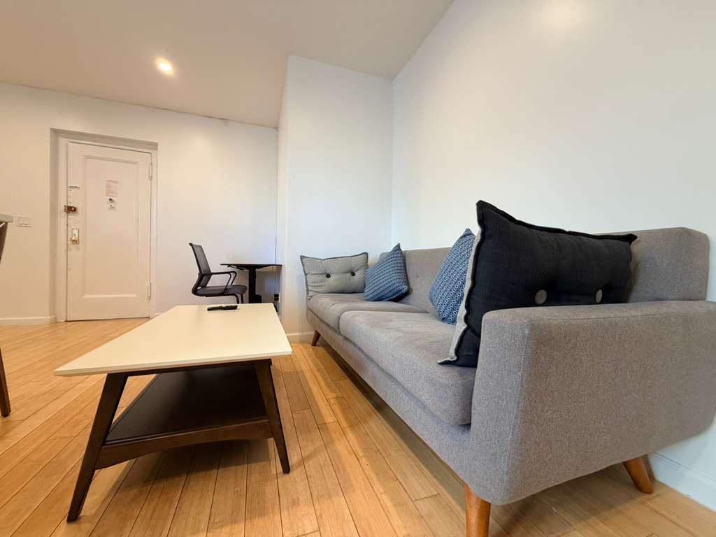 Exquisite Fort George 2BR in Elevator Laundry Building Close to Subways - Photo 10