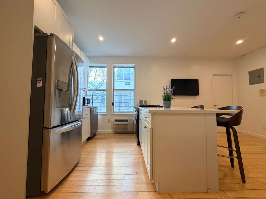 Exquisite Fort George 2BR in Elevator Laundry Building Close to Subways - Photo 2