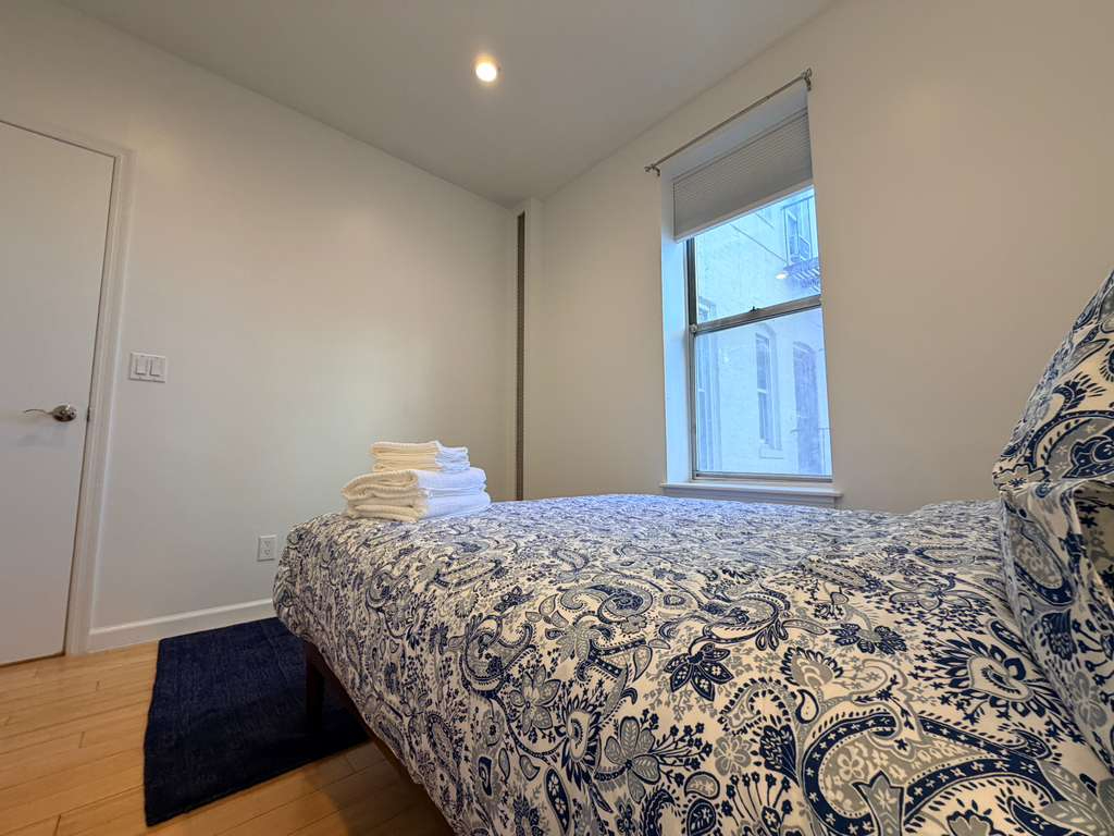 Exquisite Fort George 2BR in Elevator Laundry Building Close to Subways - Photo 4