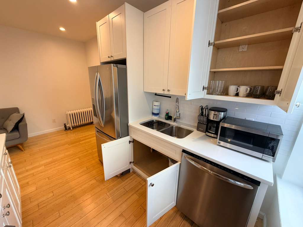 Exquisite Fort George 2BR in Elevator Laundry Building Close to Subways - Photo 12