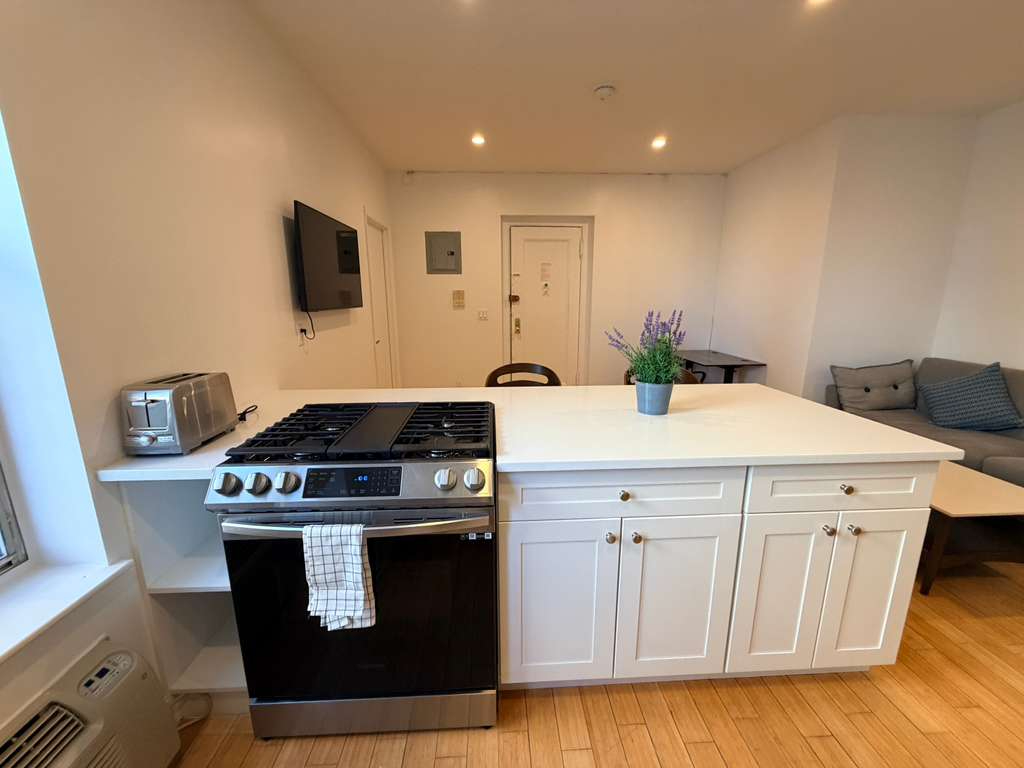 Exquisite Fort George 2BR in Elevator Laundry Building Close to Subways - Photo 3