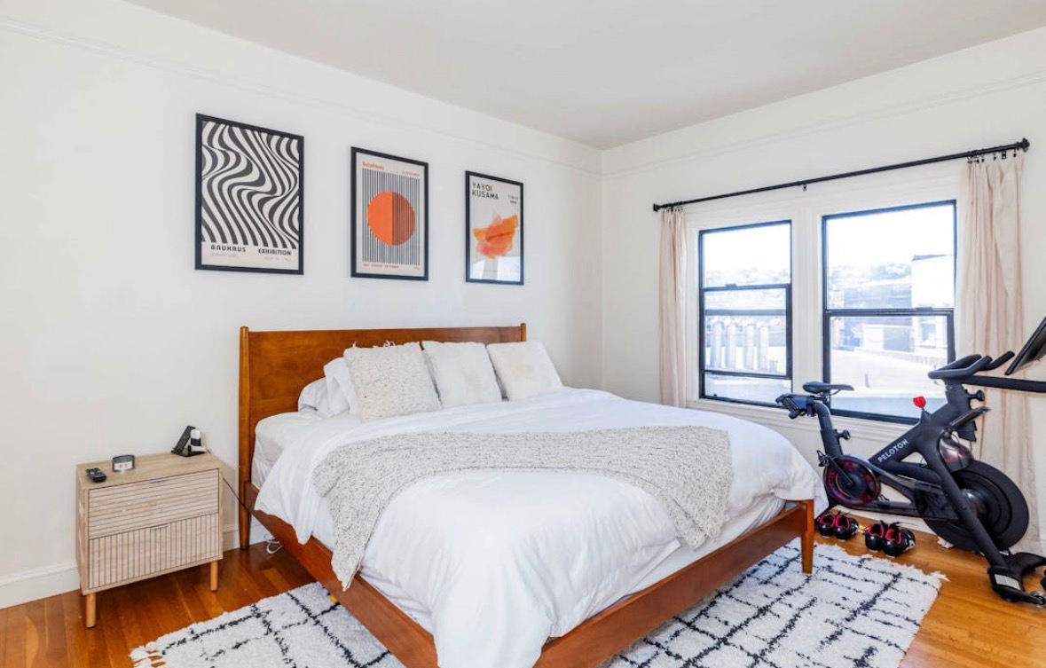 Charming Top-Floor Marina Apartment - Photo 3
