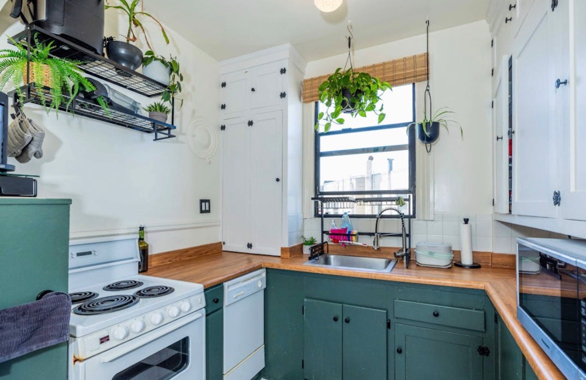 Charming Top-Floor Marina Apartment - Photo 5